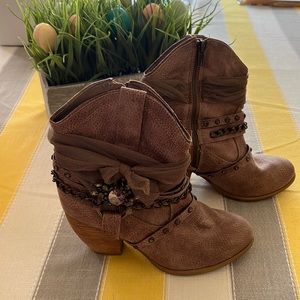 The most adorable boots!!